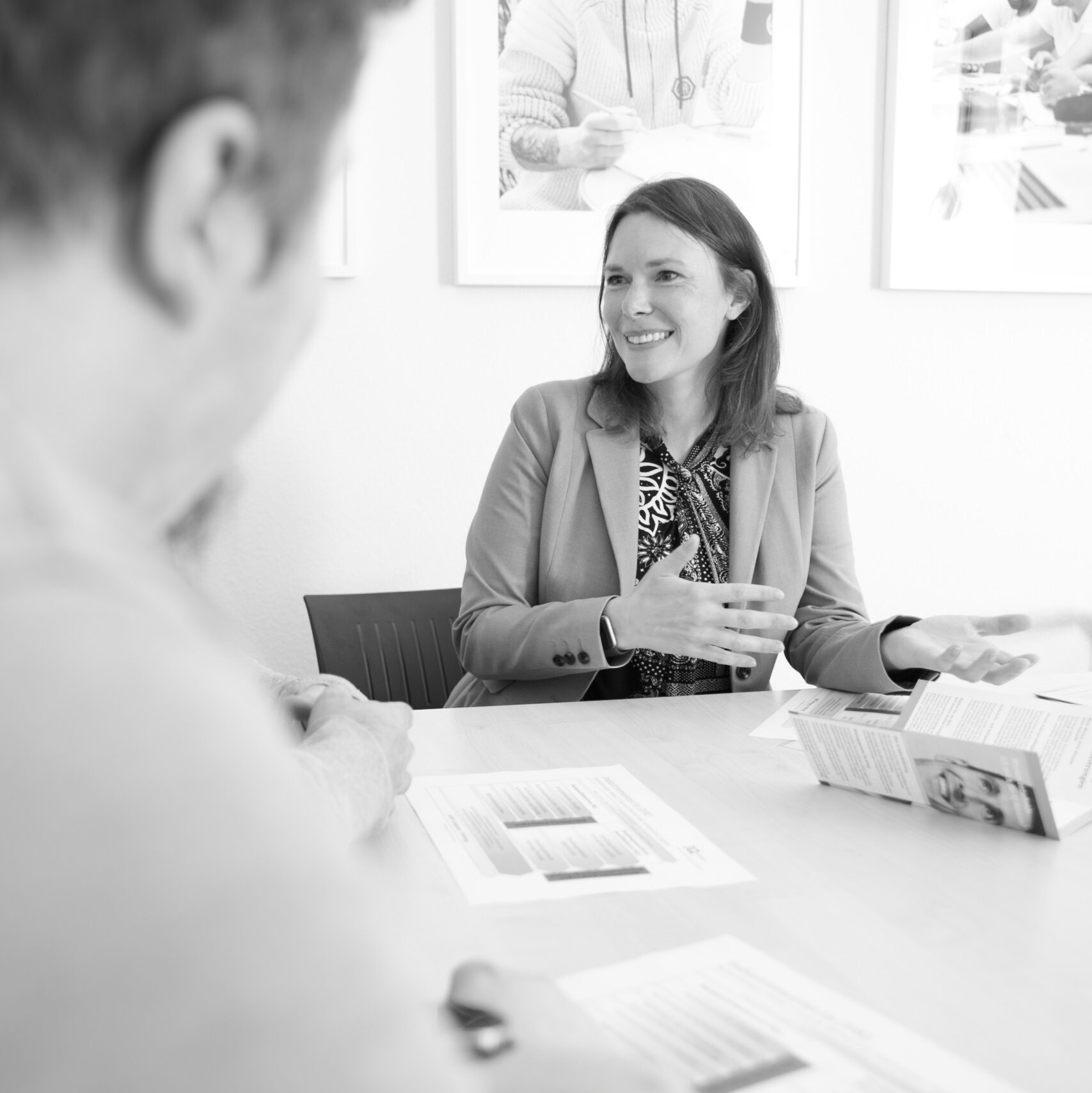 Frau berät Interessenten